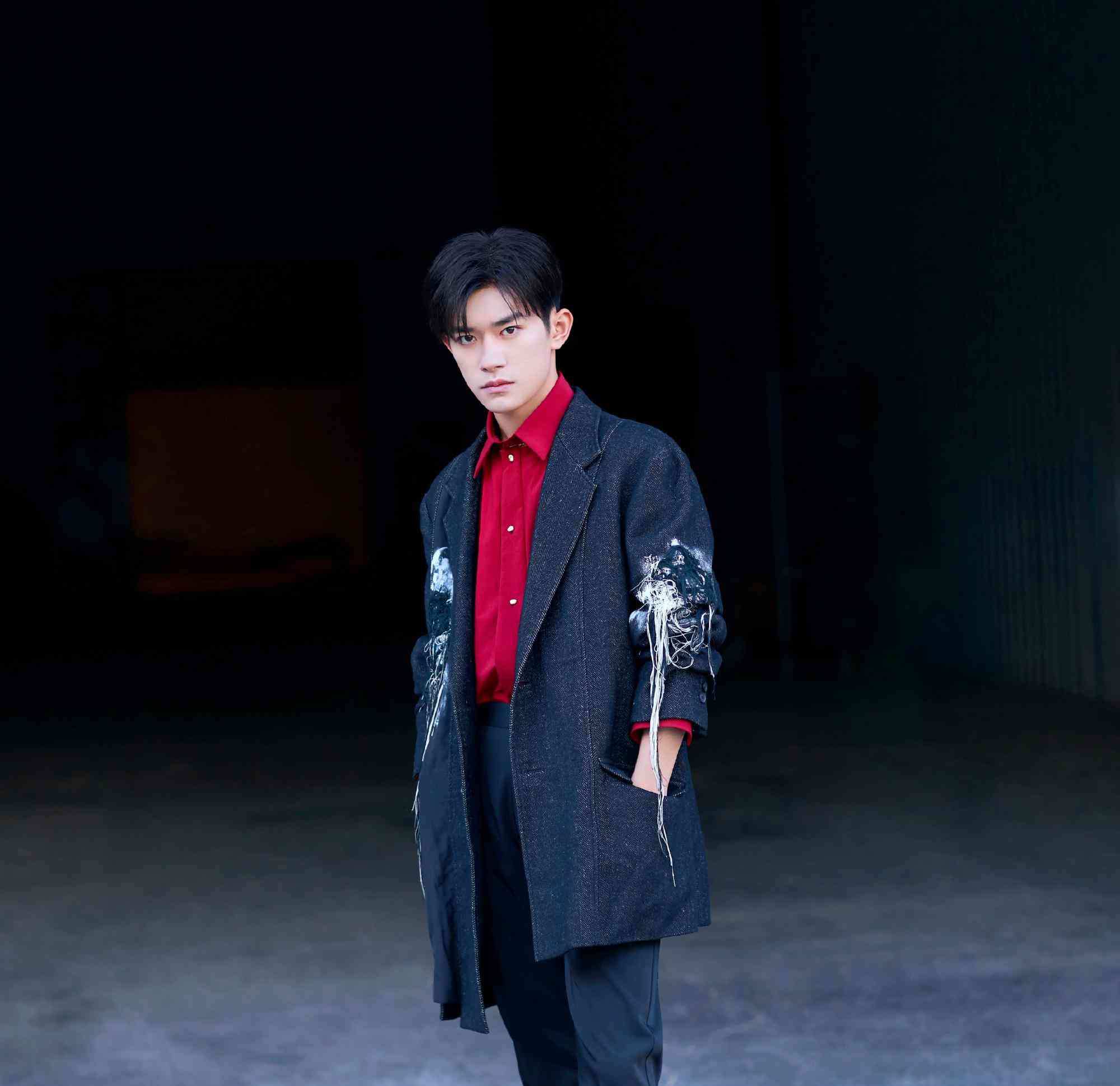 大家可以对比一下之前易烊千玺的黑色穿搭造型,可以明显感受到气质的