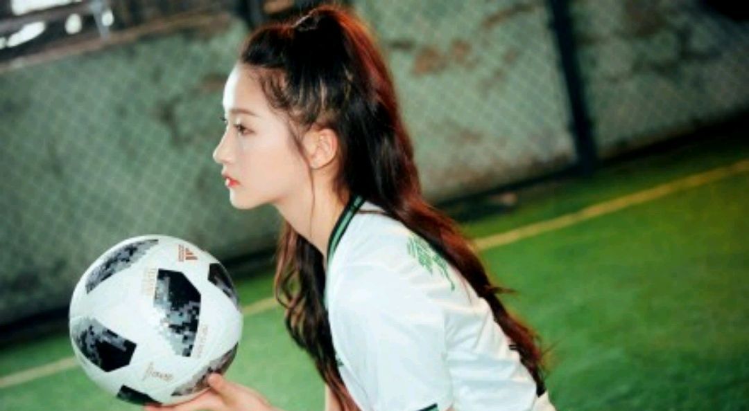 关晓彤化身0号足球宝贝女神范十足太秀美