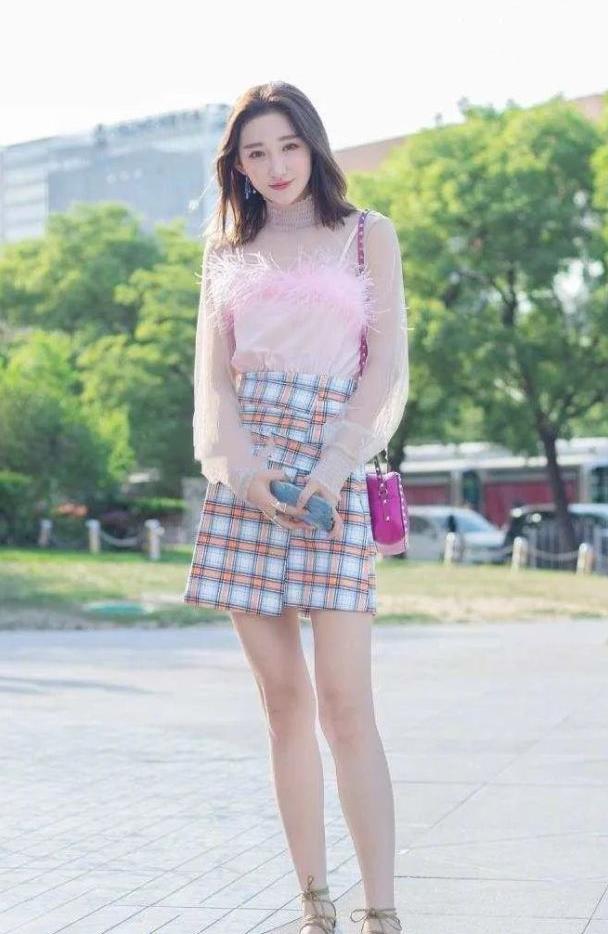 街拍穿裙子的女生最有魅力彷如街头亮丽风景线
