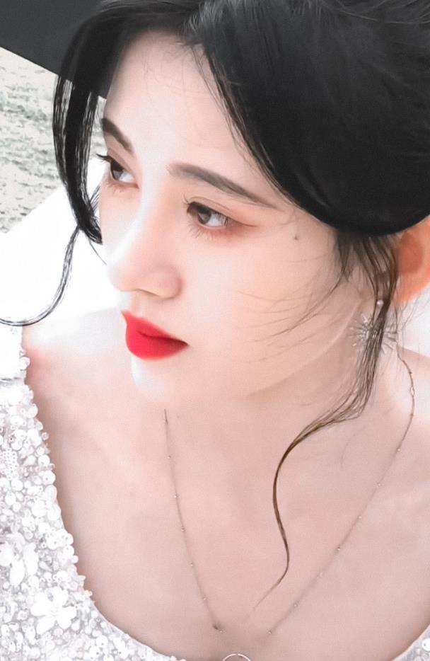 鞠婧祎最新婚纱造型,是在逃公主啊,太漂亮了