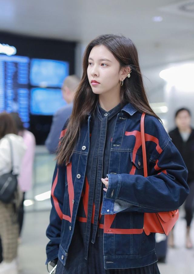 宋妍霏穿印花丹宁风牛仔套装,笑容甜美不失帅气,可盐可甜好吸睛