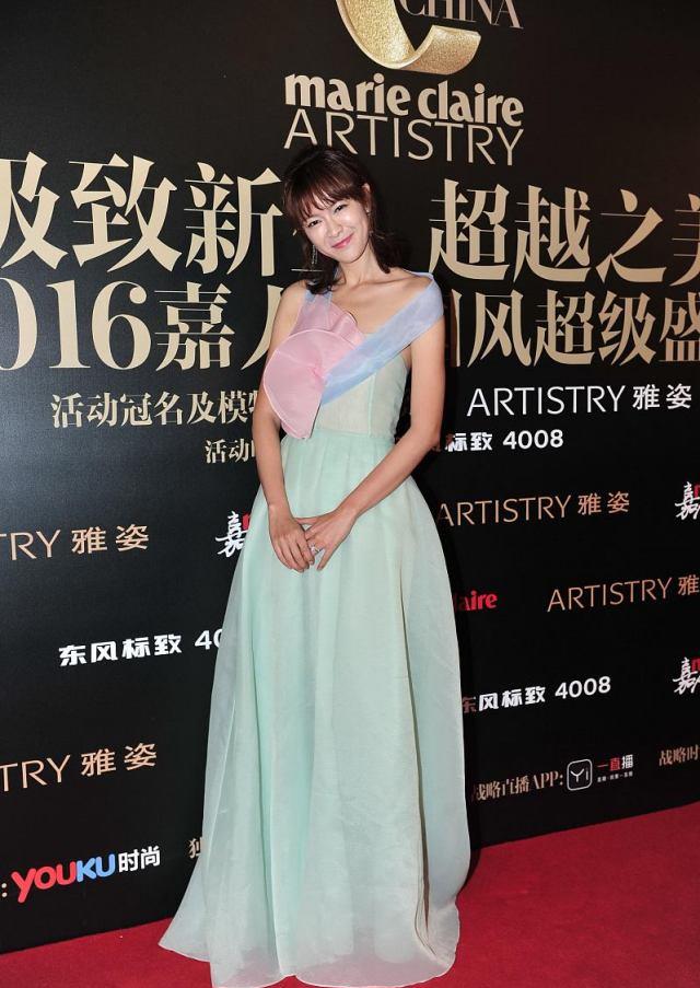 李艾不愧是名模穿拼色纱裙优雅贵气半扎发配齐刘海更减龄