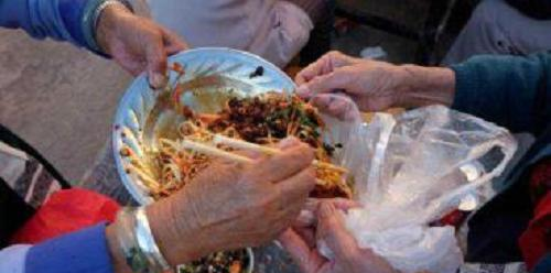 饭桌上面最让人反感的6种行为,吧唧嘴都不算啥,有的真无法忍受休闲区蓝鸢梦想 - Www.slyday.coM 饭桌上面最让人反感的6种行为,吧唧嘴都不算啥,有的真无法忍受休闲区蓝鸢梦想 - Www.slyday.coM