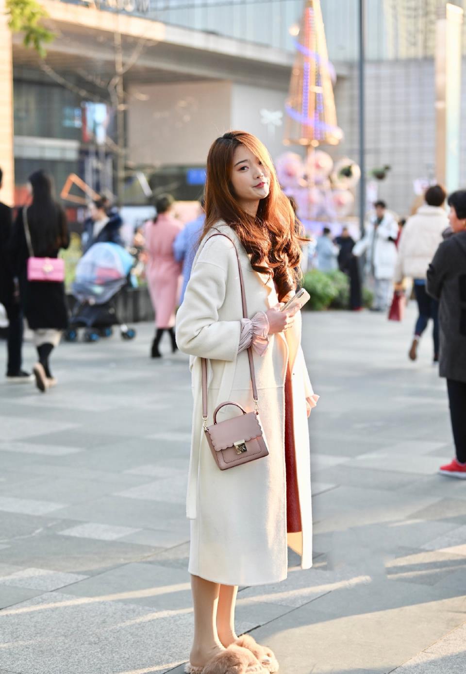 街拍:冬天敢穿白色的才是真女神!冰清玉洁经得起时间考验