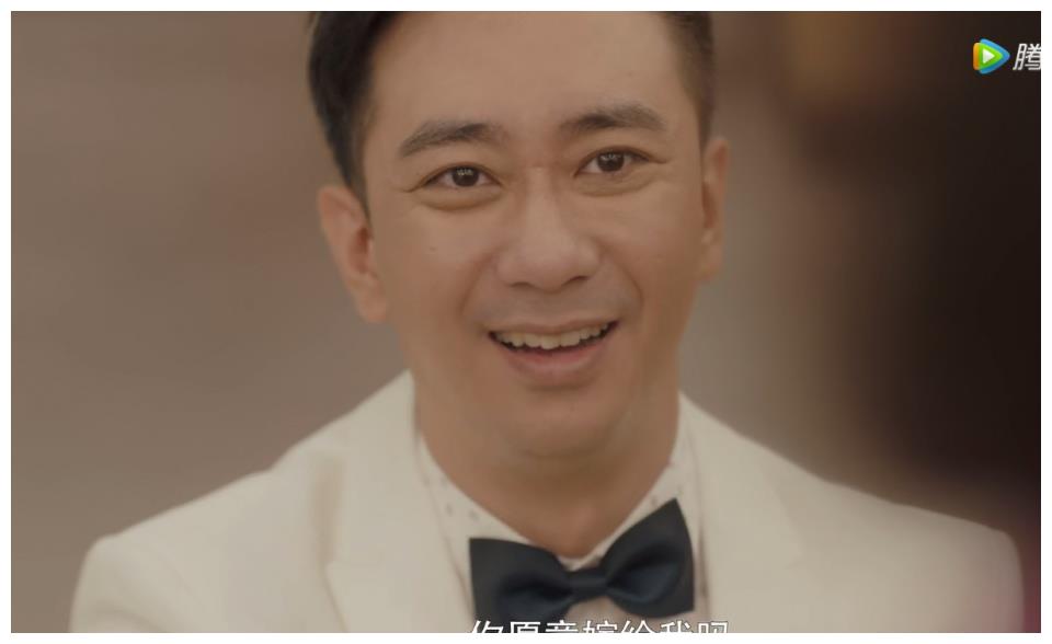 王子健表白朱闪闪,有谁注意徐姑姑手里拿了啥?女生不要面子啊