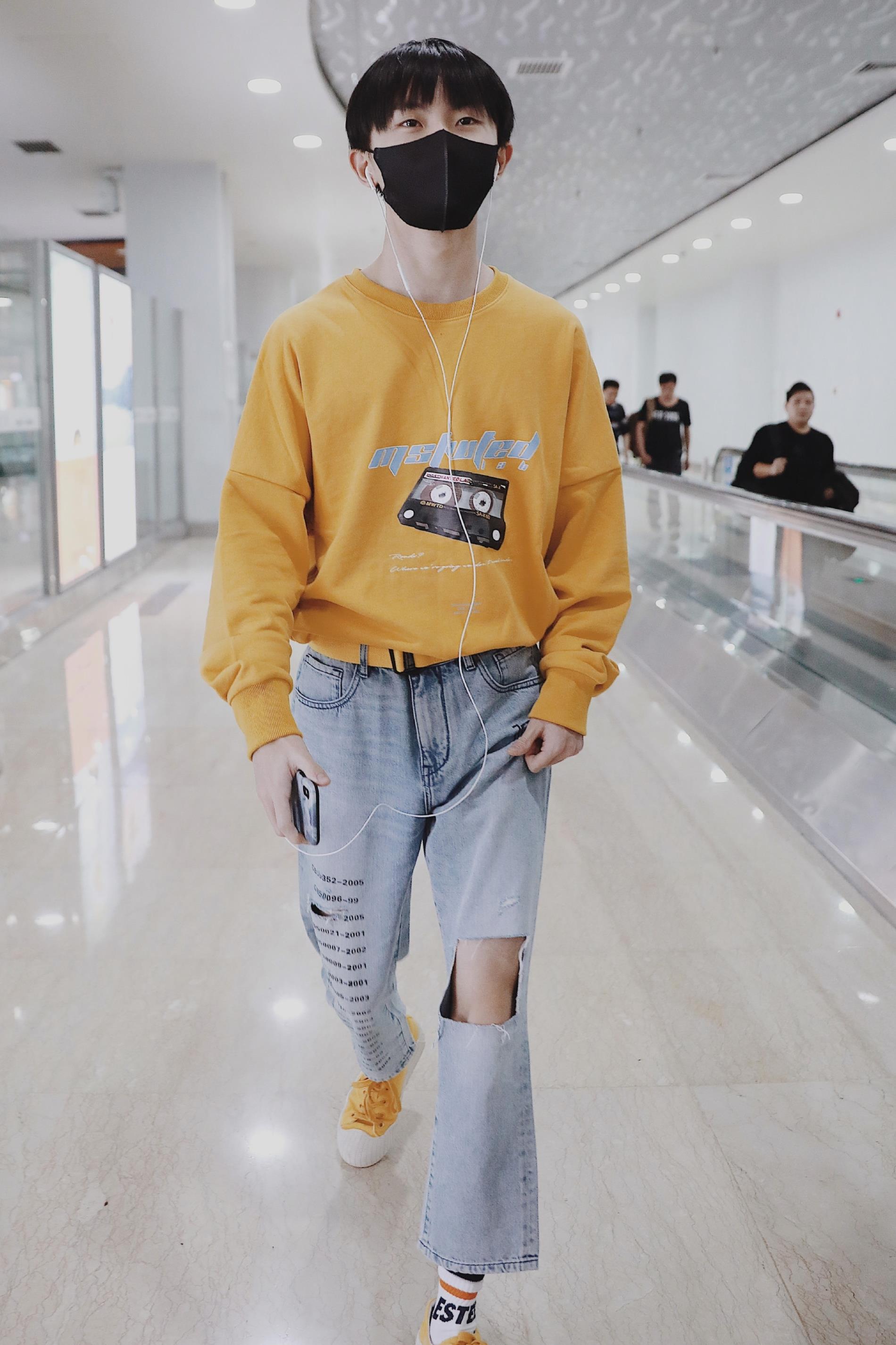 马嘉祺私服穿搭简单干净是疯狂心动的男孩没错了