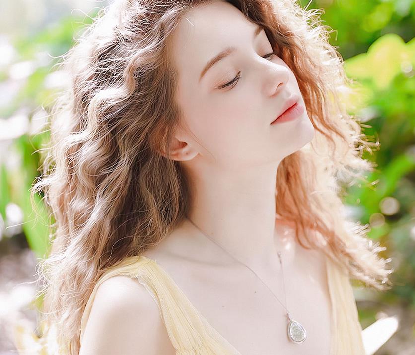 最美混血儿太会穿,淡妆像天使,浓妆神似赫本!