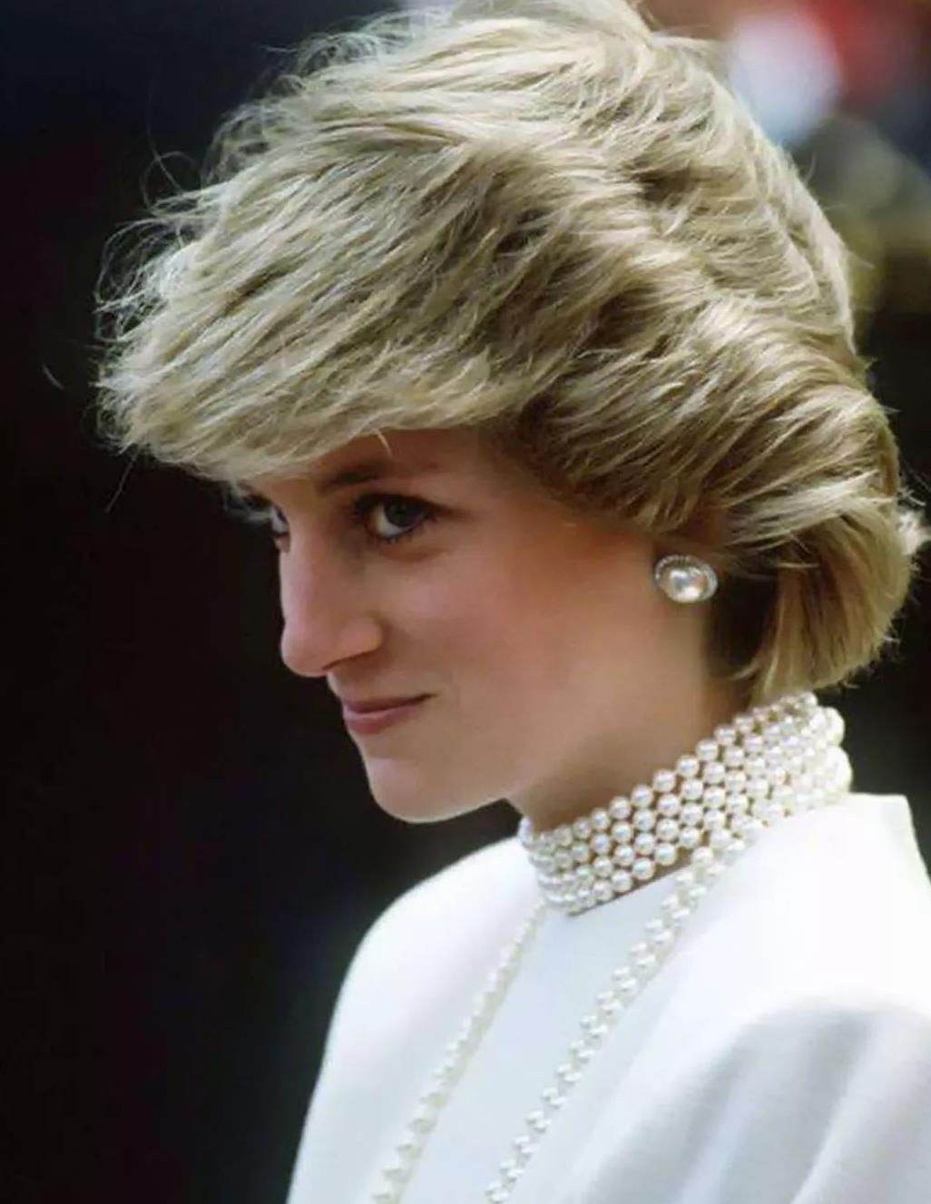戴安娜王妃太美了,皇室最会穿搭的王妃,她的笑容是最美的配饰