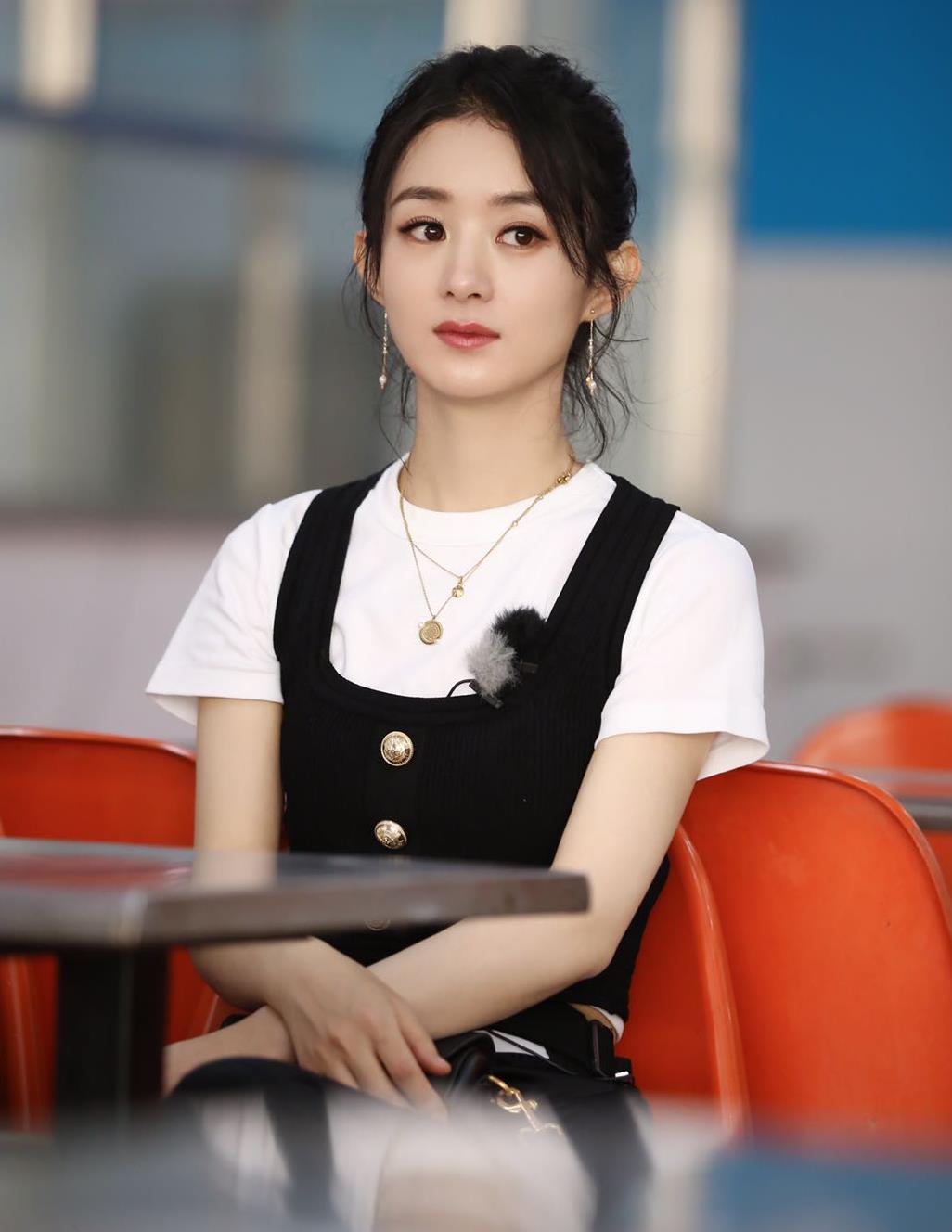 赵丽颖日常穿搭有模有样,就连厨师服也超好看