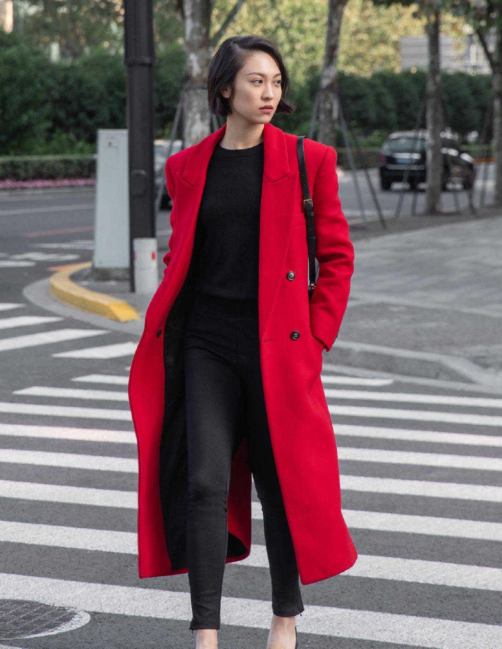 又被马苏美到了,穿红色大衣保暖舒适,配牛仔裤随性舒适真有魅力