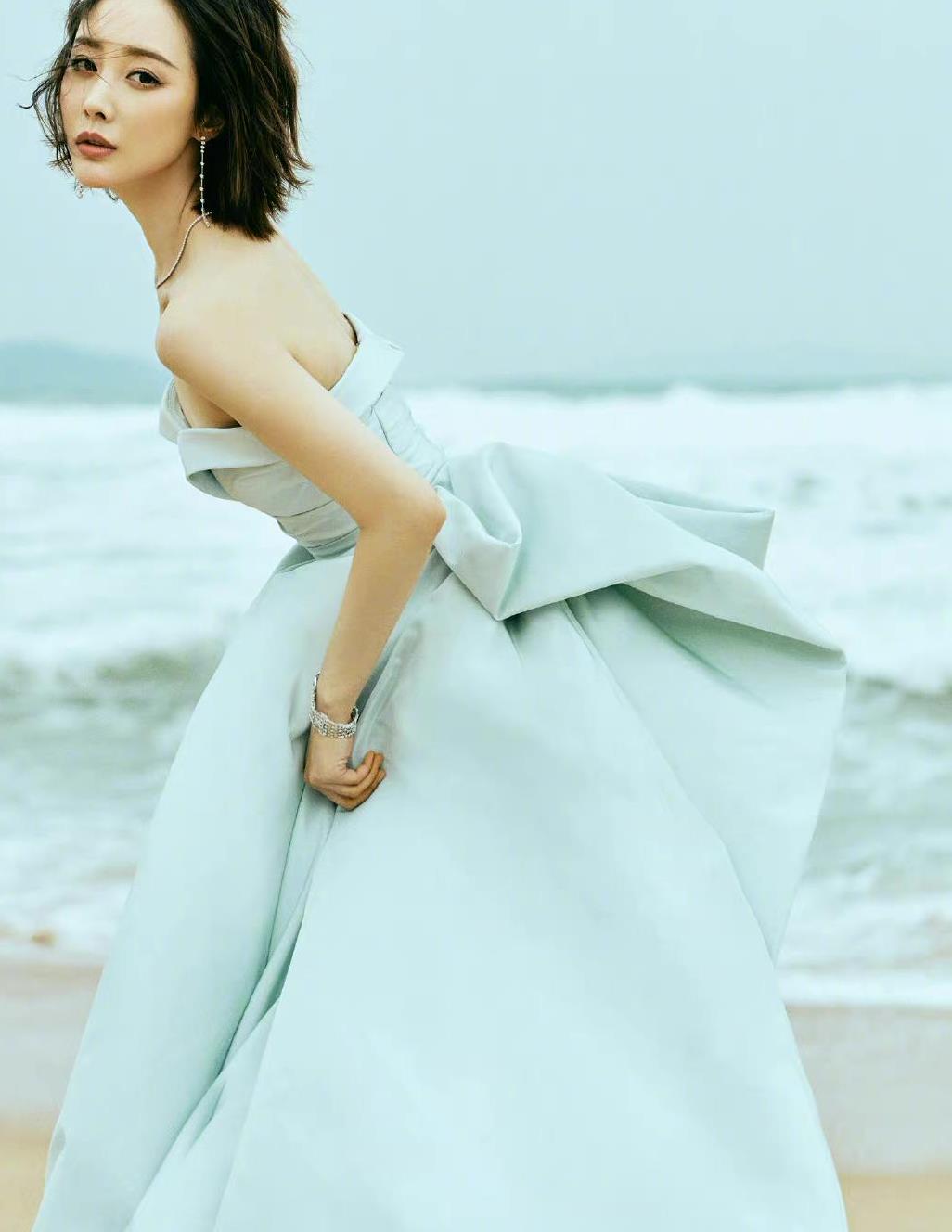 李纯惊艳亮相电影节开幕式两套精致礼服搭配清新短发美丽动人