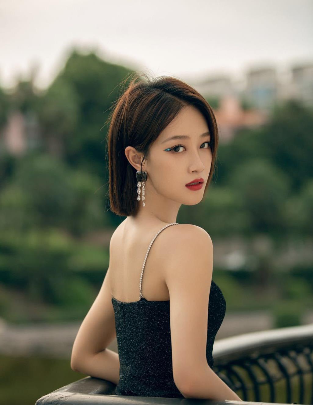 蓝盈莹穿黑色系礼服搭配蓝色调蝴蝶妆美的不一样