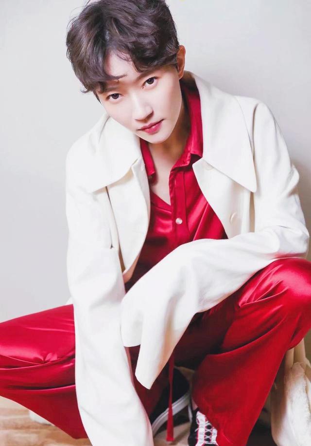 焦俊艳换了新短发像换了个人穿白色外套内搭红色套装清爽大气