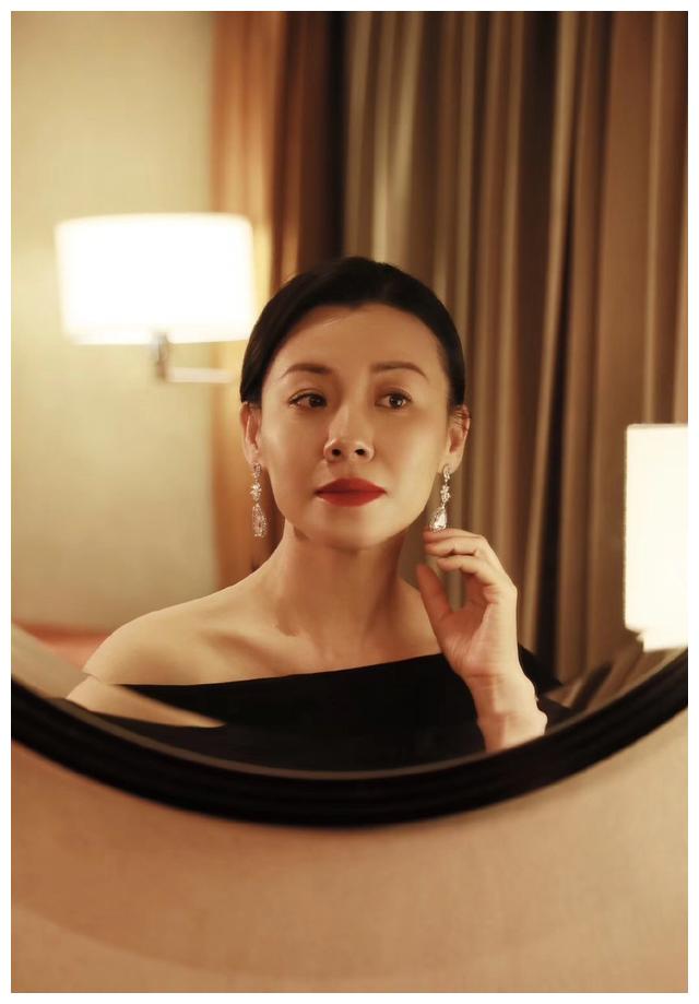 26岁成国际影后,44岁才火遍全国,半生配角但依然很精彩!