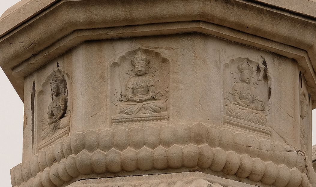 西北为药师本愿功德经,东北为金刚经,东南为楞严咒