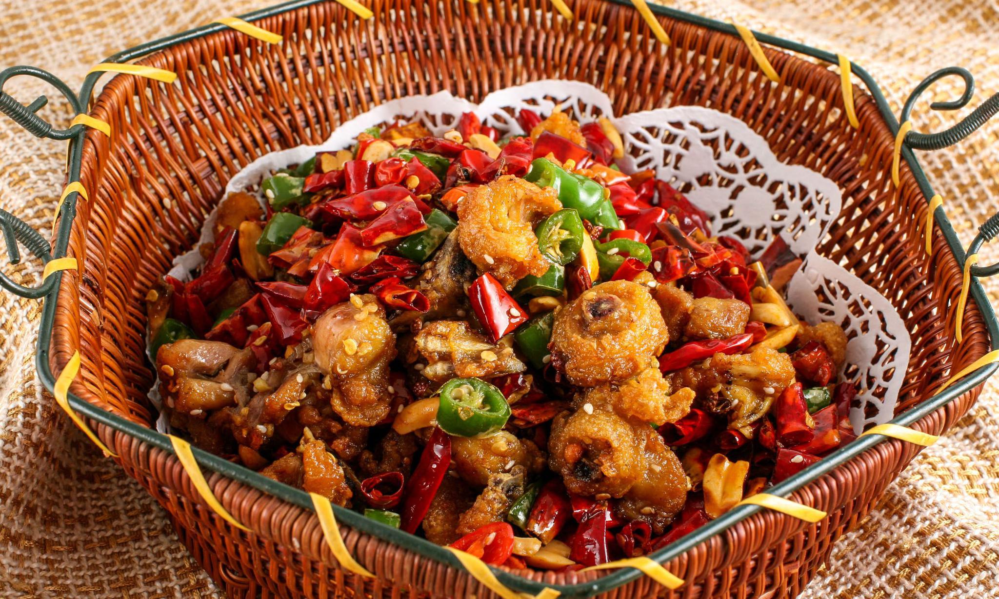 1 / 5 山城辣子鸡1公鸡去内脏洗净,斩切成小块.姜,葱,干辣椒切好备用.