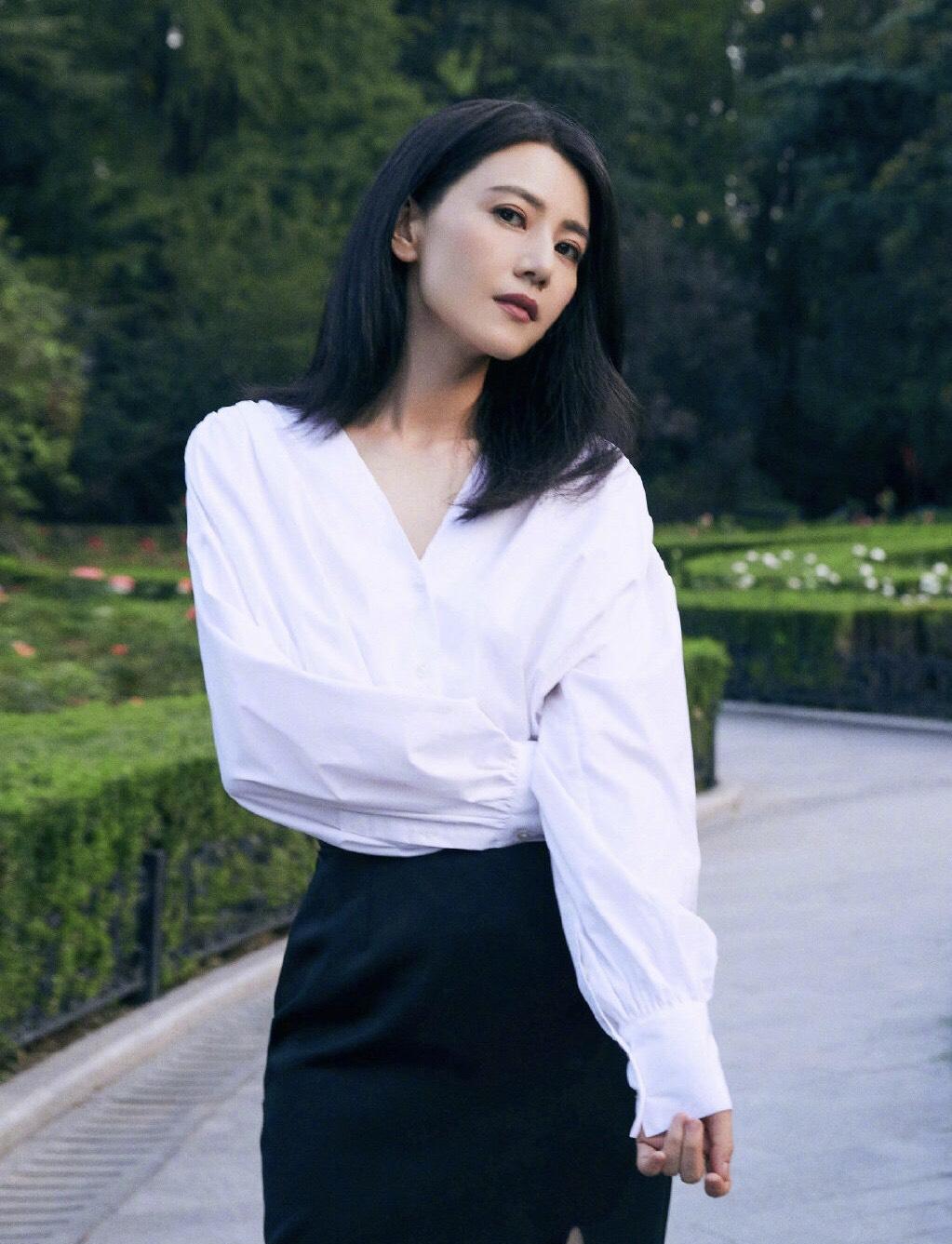 高圆圆气质太好了,优雅白衬衫搭黑色开叉长裙,超有女神范__财经头条