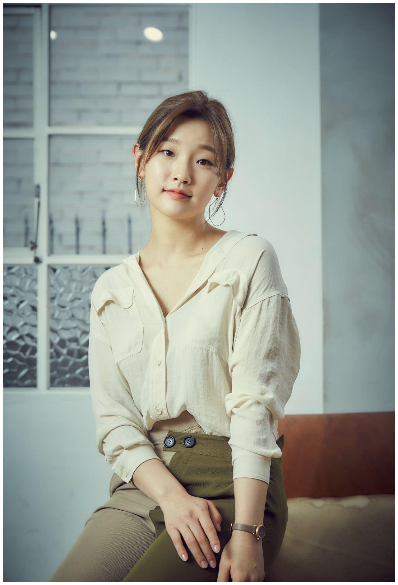 朴素丹拍摄一组近照打扮简约甜美长发披肩楚楚动人