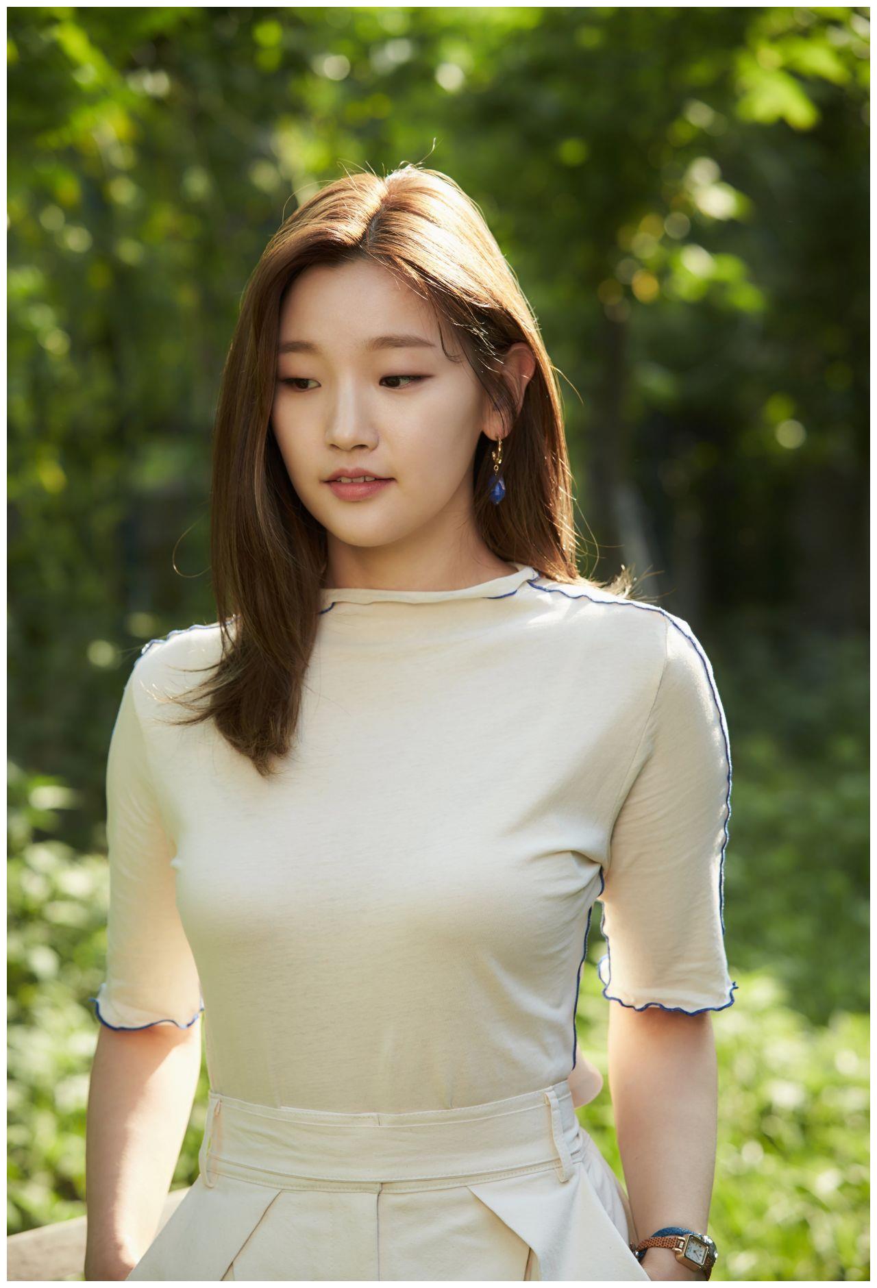 朴素丹拍摄一组近照打扮简约甜美长发披肩楚楚动人