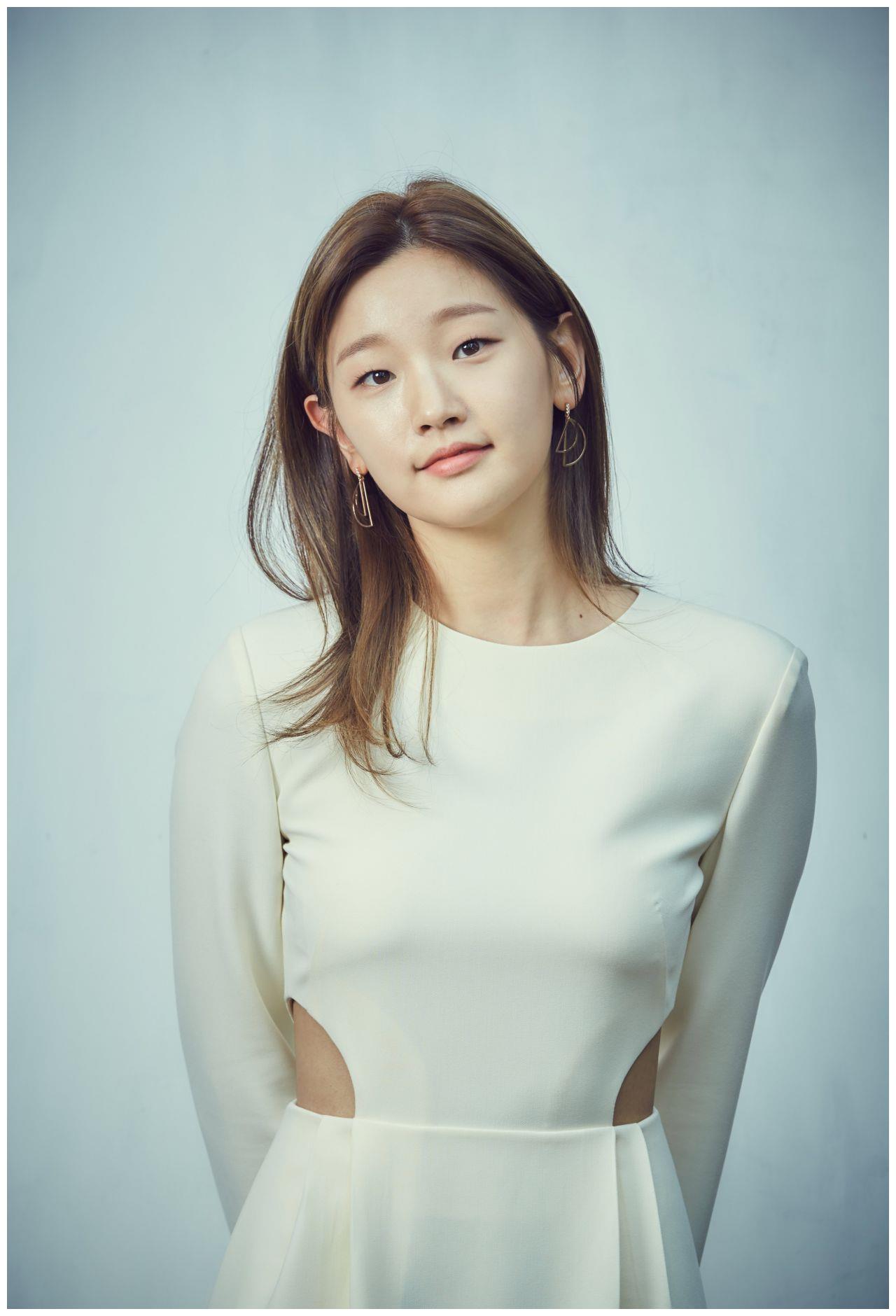 朴素丹拍摄一组近照打扮简约甜美长发披肩楚楚动人