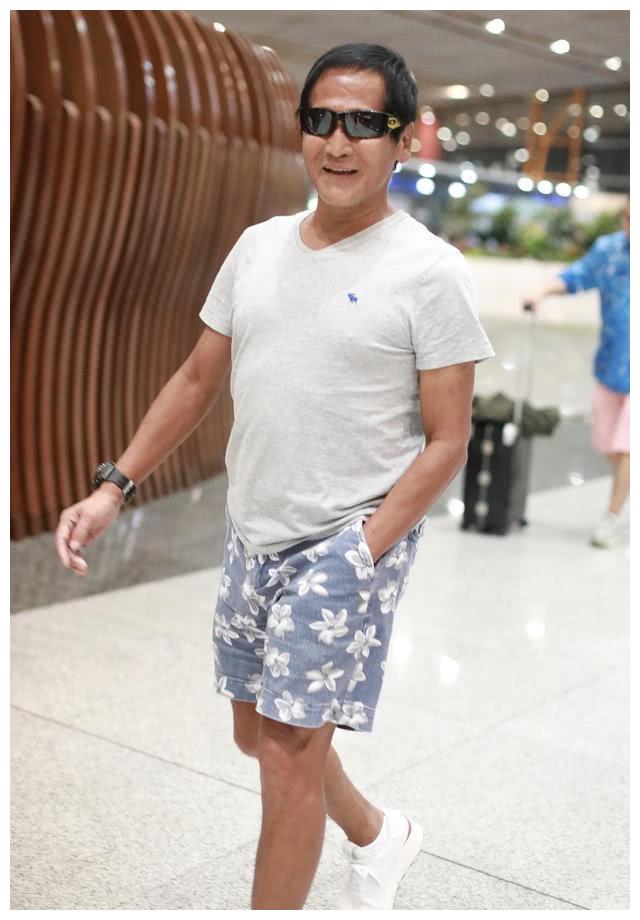 60岁齐秦近照曝光,前段时间还精神抖擞,今却脸色灰暗,头发凋谢