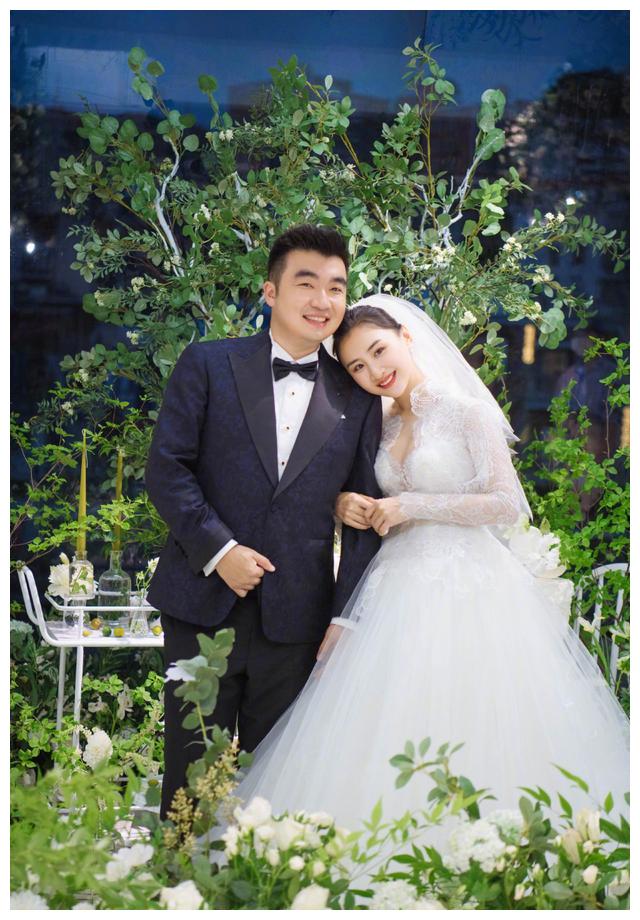 奥运冠军何雯娜晒婚纱照,网友:仙女下凡美出新高度
