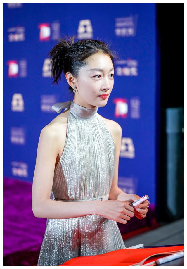 周冬雨银色吊脖礼服优雅精致,细辫高马尾娇俏可爱