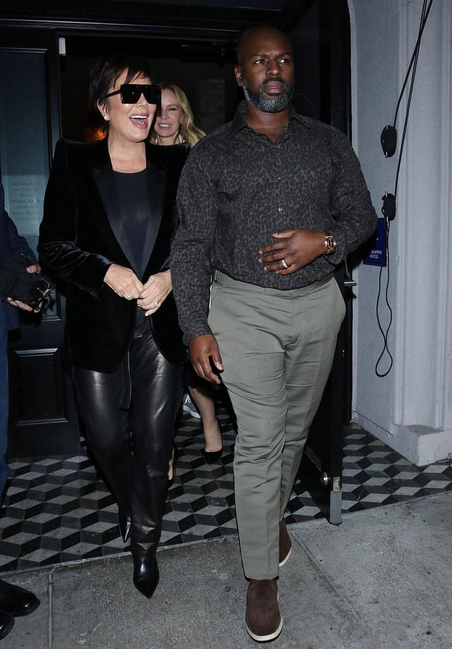 克里斯·詹娜与男友现身街头十分低调,短发戴墨镜走路十分有气势_高清