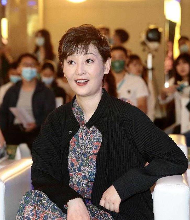 53岁徐帆魅力不减当年，碎花连衣裙配黑色外套，复古造型太优雅