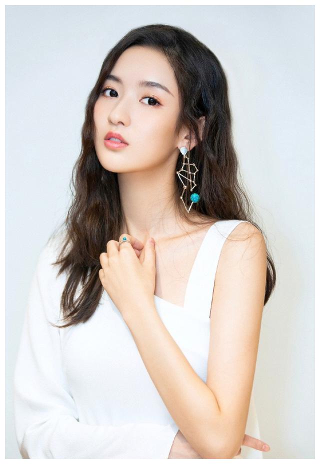 王玉雯吾家有女初长成娇俏甜美可倾城