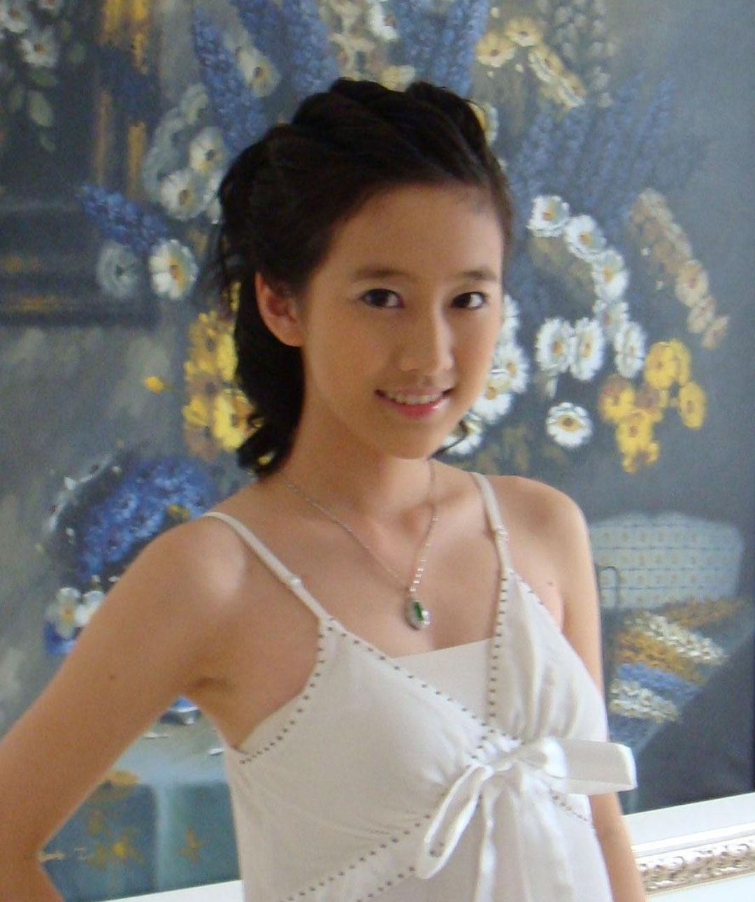 刘美含白色镂空连衣裙优雅写真 - 哔哩哔哩