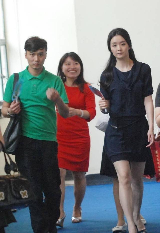 王艳年轻时太美淡妆出镜依旧出挑穿一袭蓝裙在人群中白得发光