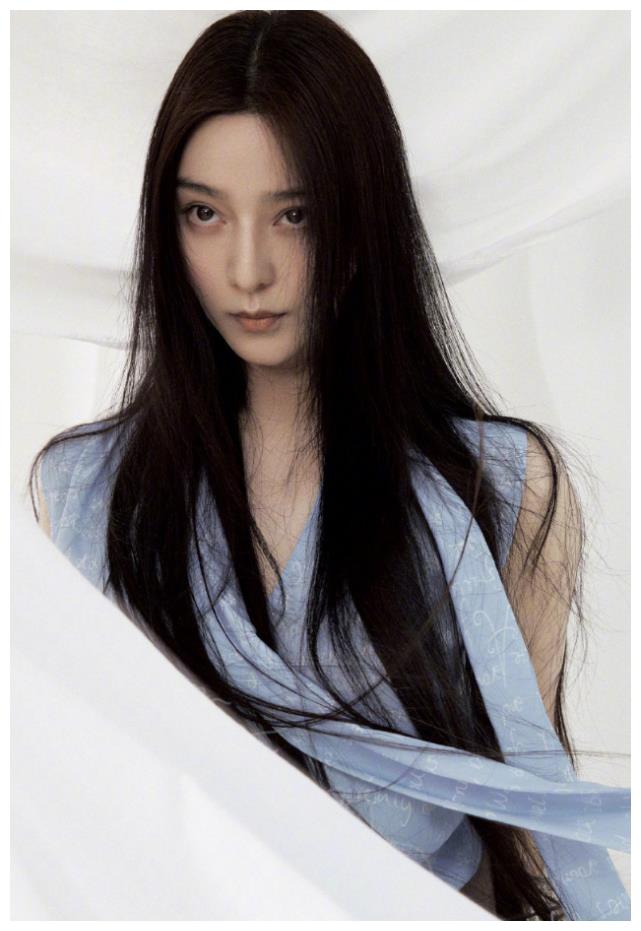 范冰冰又靠拍杂志复出?瘦成"麻杆"变化大,留黑长直发好美