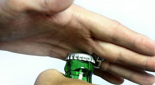 啤酒瓶盖有个"小机关",轻轻一碰就会松,小孩都能轻易拧开!