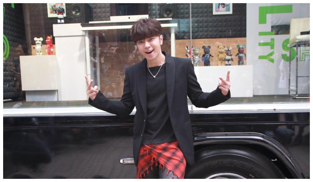 罗志祥兑现承诺正式复出,与蝴蝶姐姐毫不避嫌对女嘉宾做不雅动作