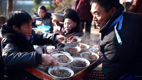 饭桌上面最让人反感的6种行为，吧唧嘴都不算啥，有的真无法忍受休闲区蓝鸢梦想 - Www.slyday.coM