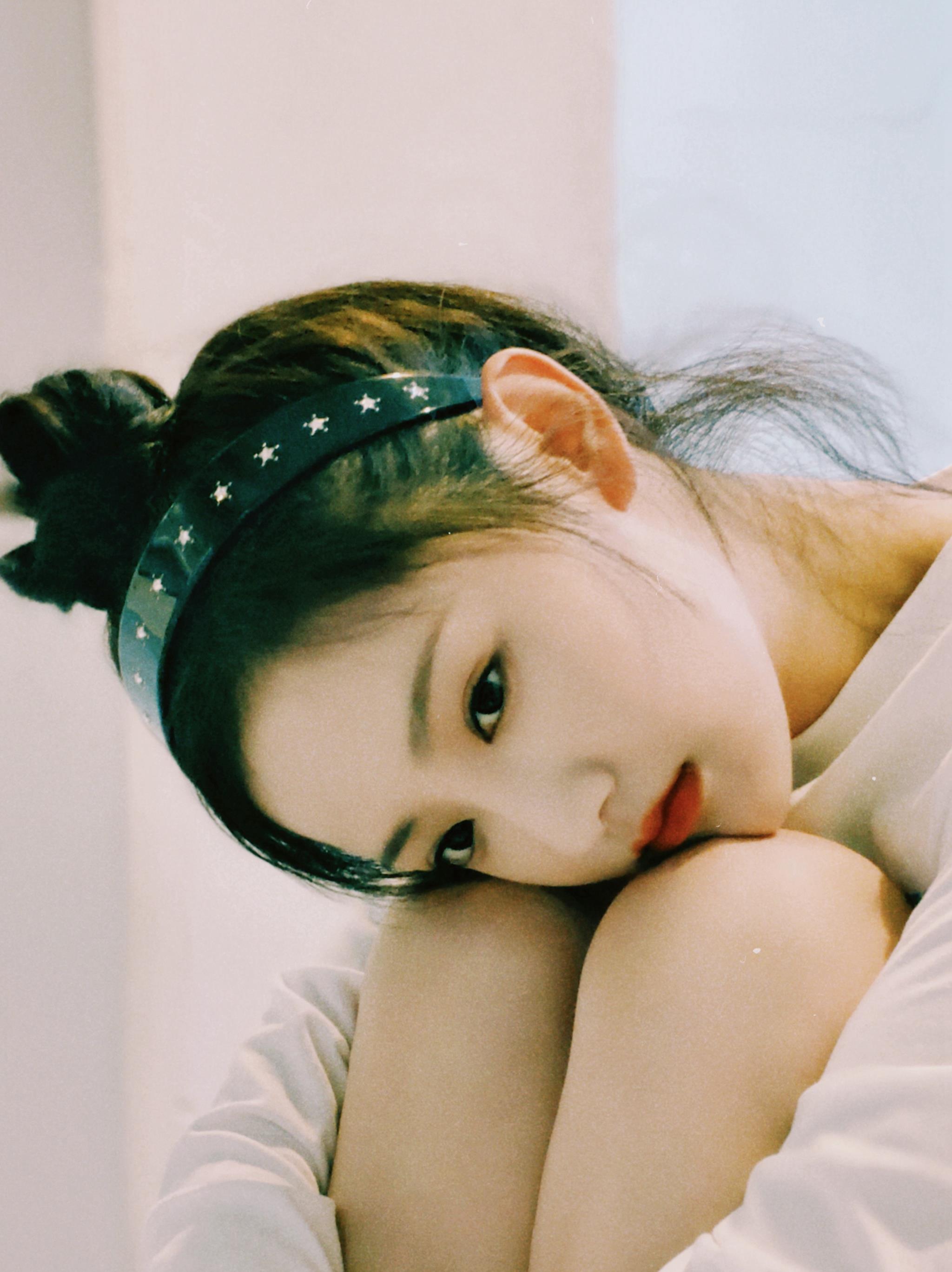 吴佳怡丸子头可爱写真