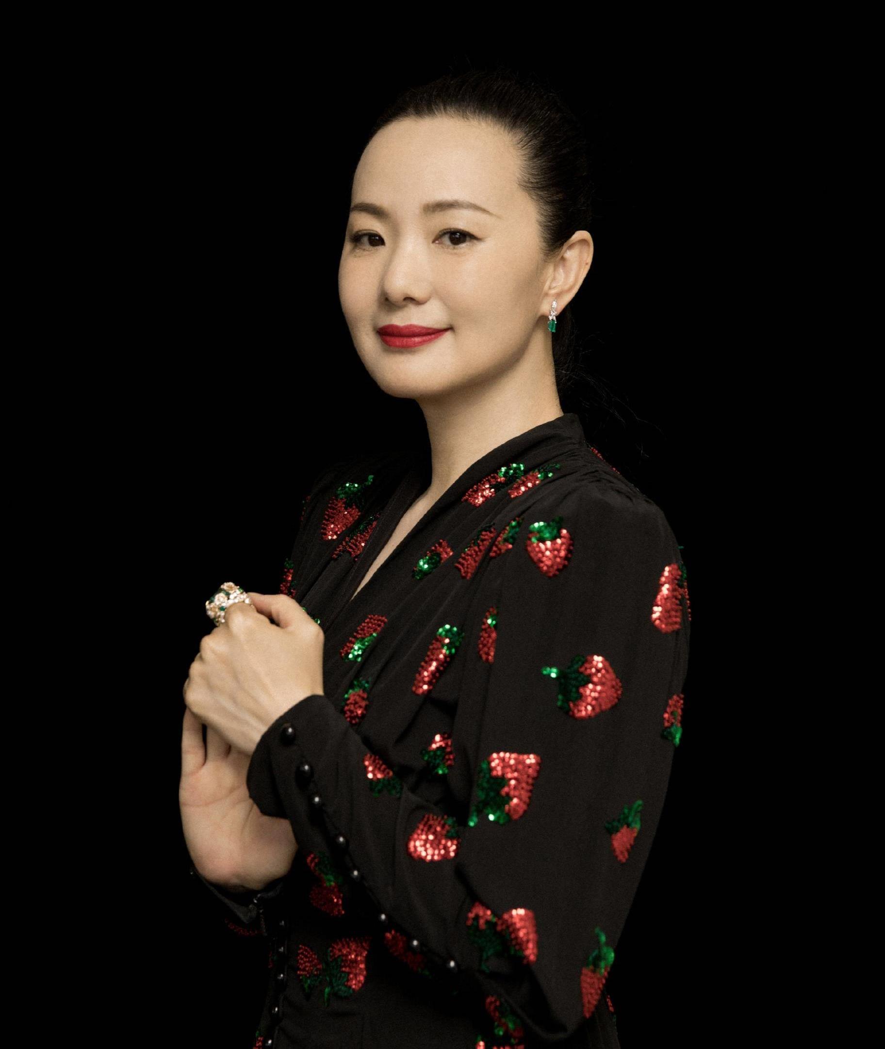 50岁咏梅穿黑色西服现身,搭配简单妆容,优雅知性的气质却藏不住