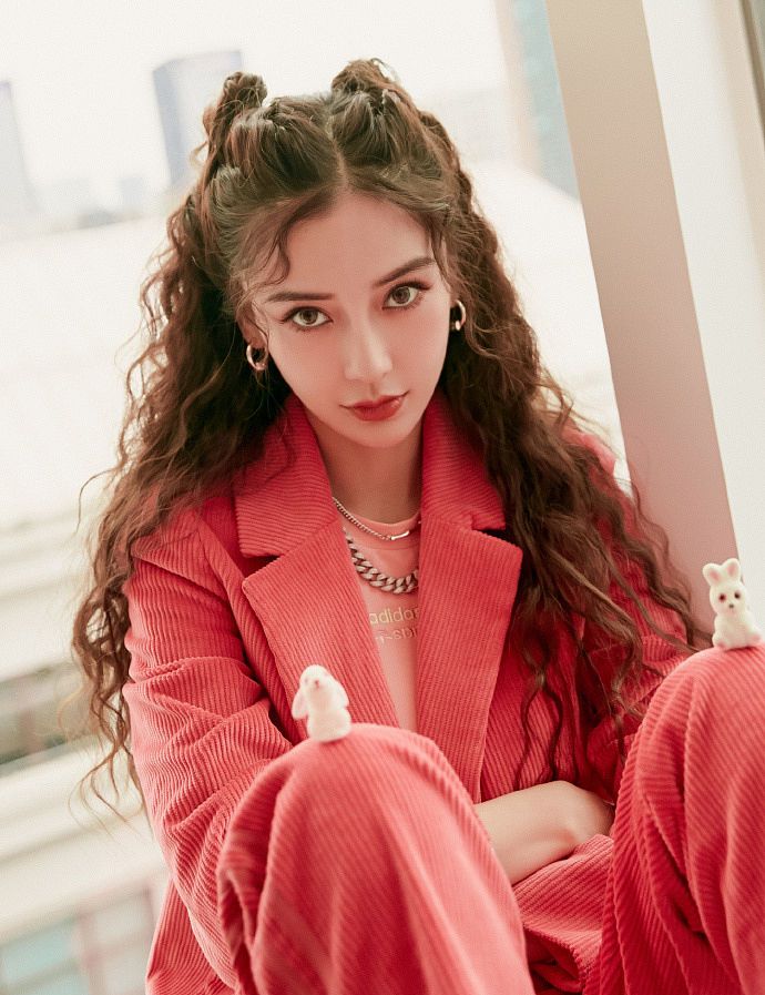 baby穿橙红西装扎公主头元气满足 用电眼扮酷难掩甜美本色_高清图集