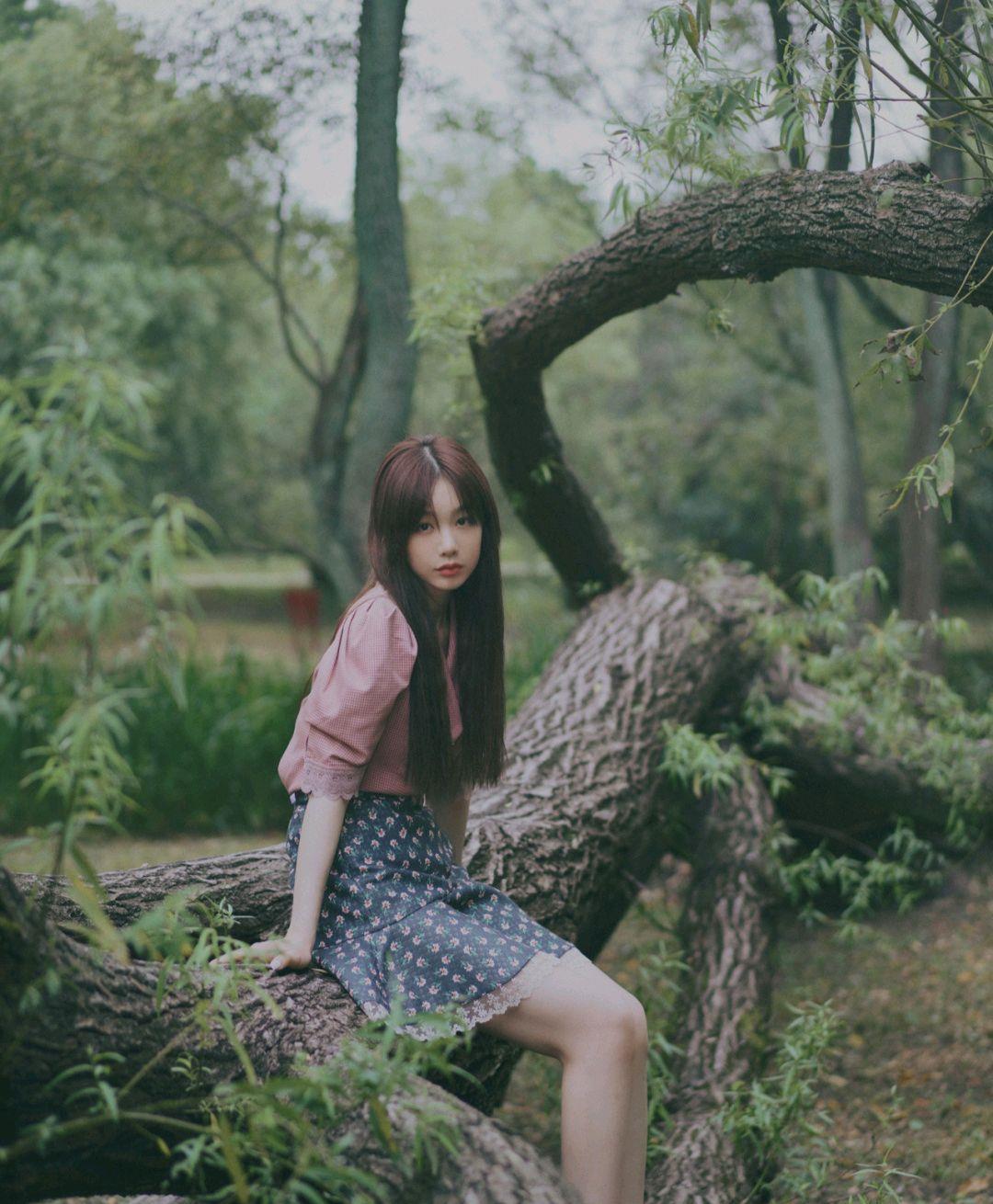 徐梦洁最新森系写真 置身于大自然的绿色背景 演绎彩虹般的美好 徐梦洁最新森系写真 置身于大自然的绿色背景 演绎彩虹般的美好