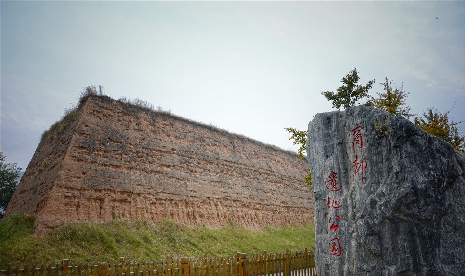 郑州这段城墙距今3500年,为市民免费开放,更是本地人晨练好去处