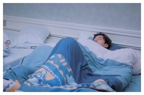 王一博闹"起床气"被盯着拍,素颜现身出现"断层"下巴:太可爱