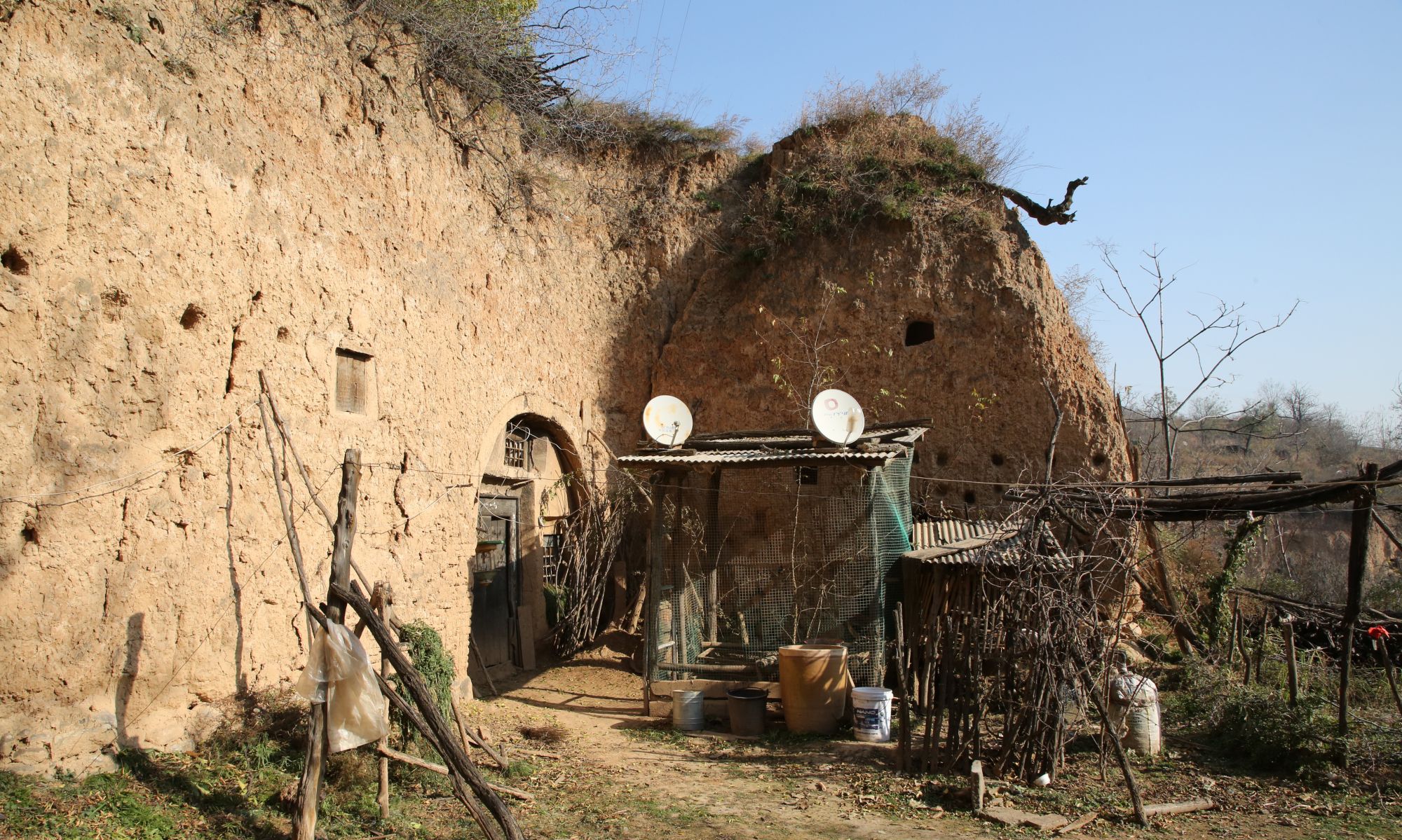 山西6旬大妈守着地坑院不愿离开,她说出原因后,让