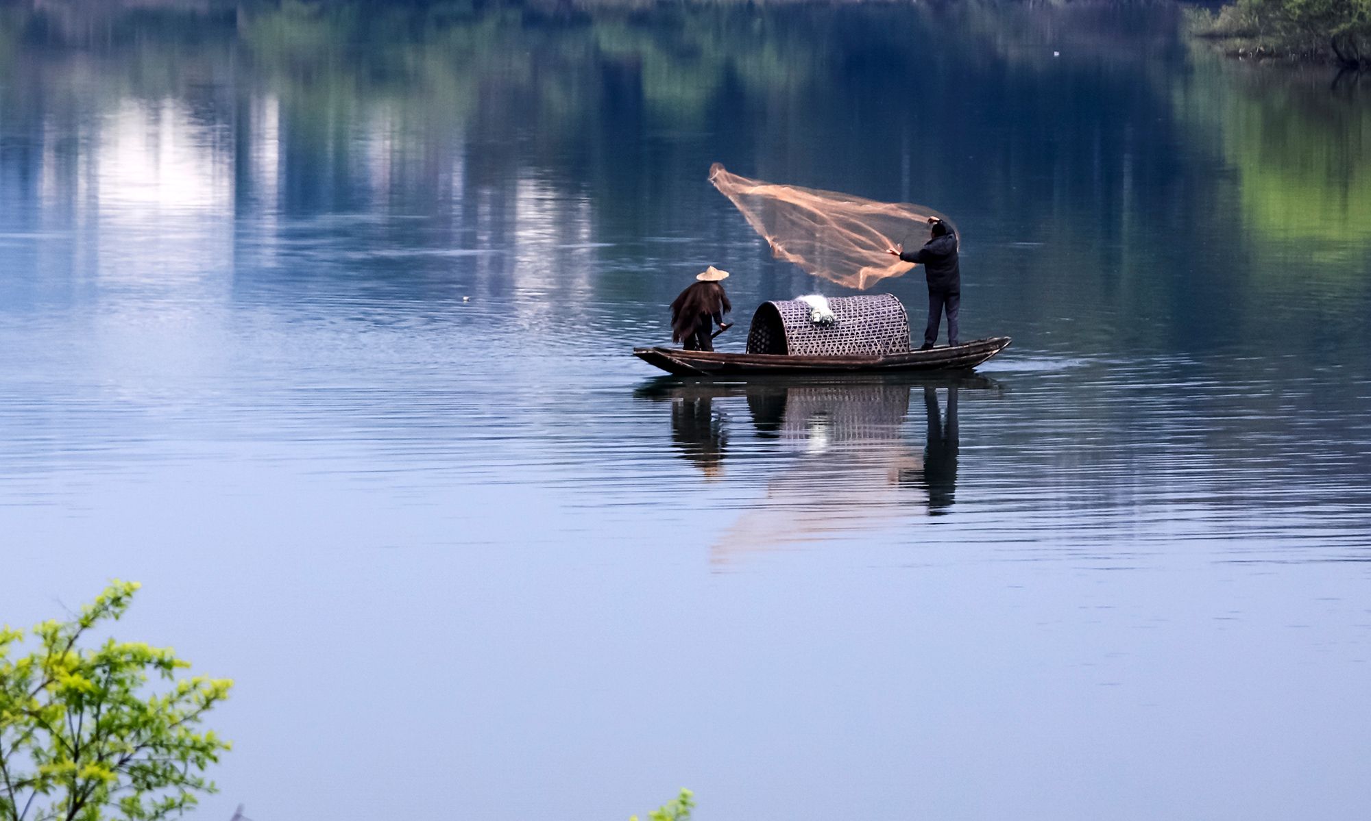 春风又绿婺源,小渔船在撒网打渔,美不胜收