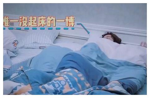 王一博闹"起床气"被盯着拍,素颜现身出现"断层"下巴:太可爱