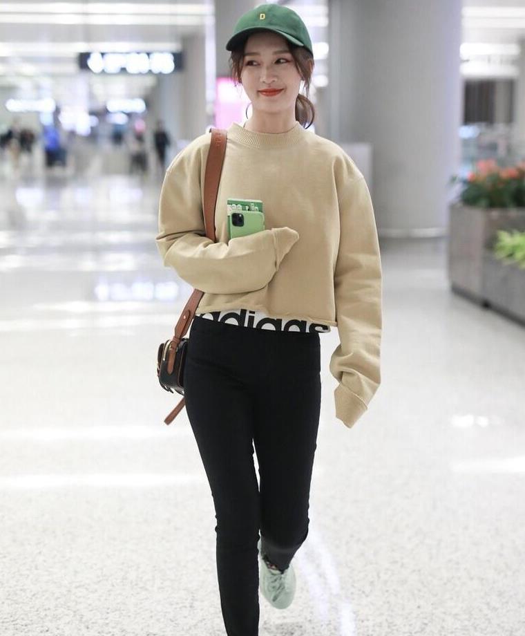 李沁戴"小绿帽"淘气又好看,穿毛衣配黑紧身裤,少女感扑面而来