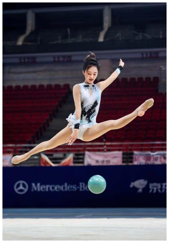 安悦溪身材到底有多撩?当她空中一字马时,网友:血压飙到170!