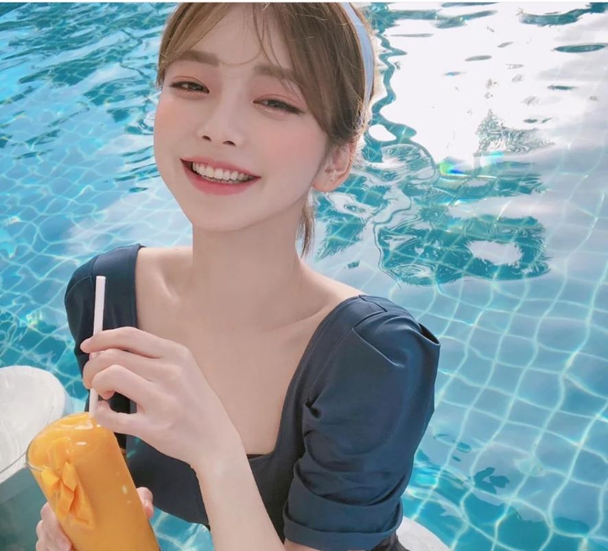 时尚泳装女神:户外泳装美女模特姜泰莉写真