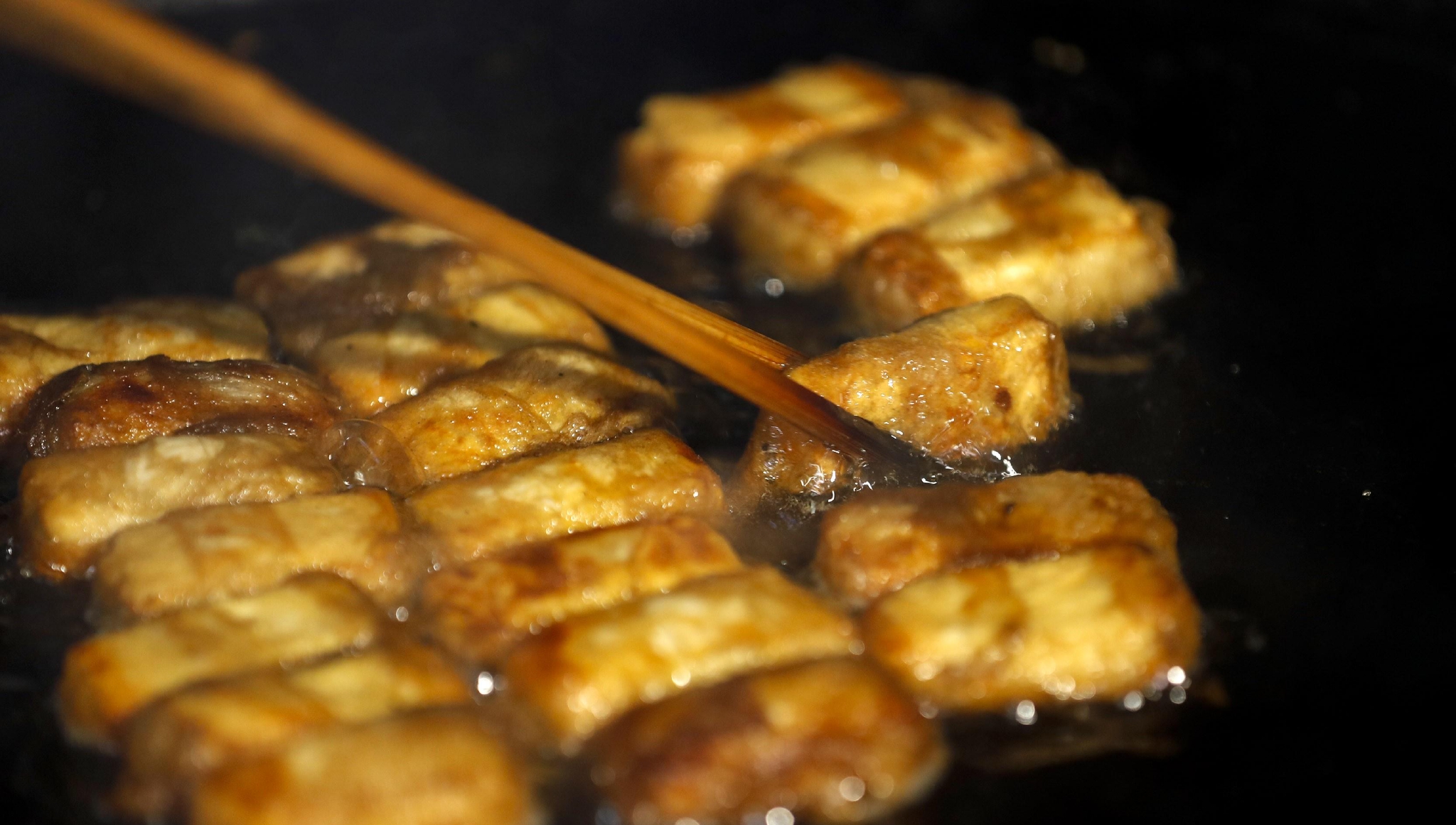 安徽黄山古法巧制徽州第一怪毛豆腐