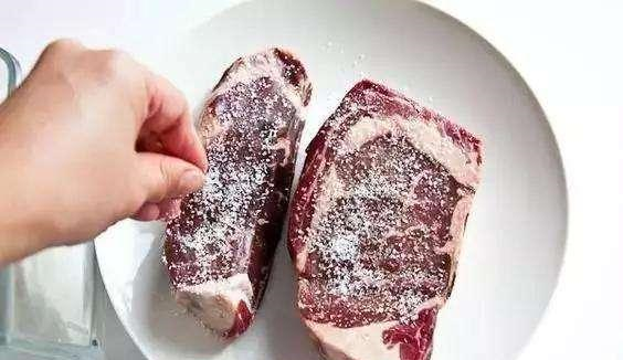 冰箱里的冻肉怎么解冻？一定不要加水浸泡，这3个技巧让它变鲜肉休闲区蓝鸢梦想 - Www.slyday.coM